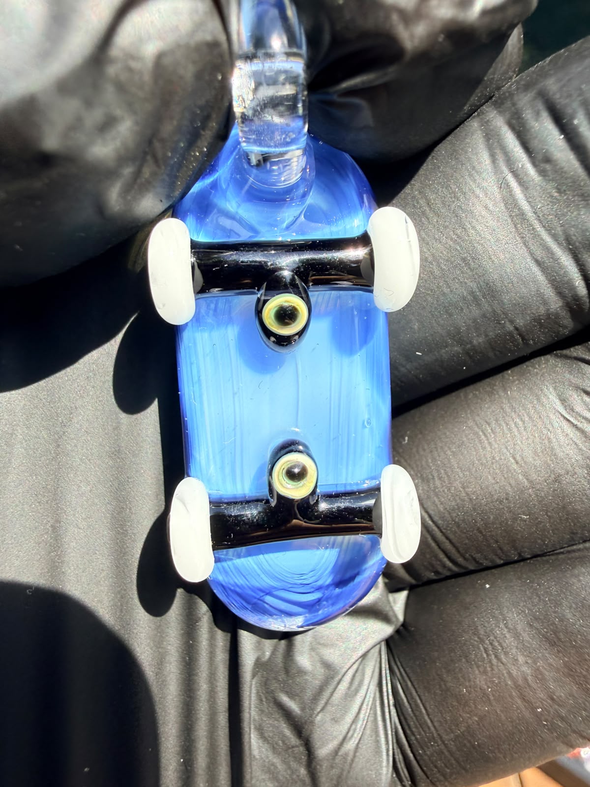 The Shackk Glass Skateboard Pendant – Handgefertigtes Mini-Kunstwerk