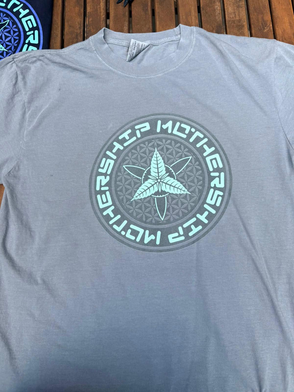 Mothership – Mandala Logo T-Shirt Grey/Olive (Größe L)