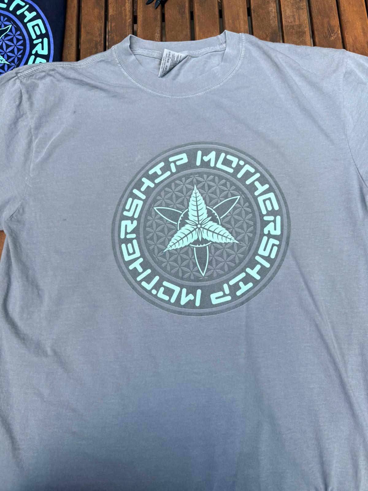 Mothership – Mandala Logo T-Shirt Grey/Olive (Größe L)