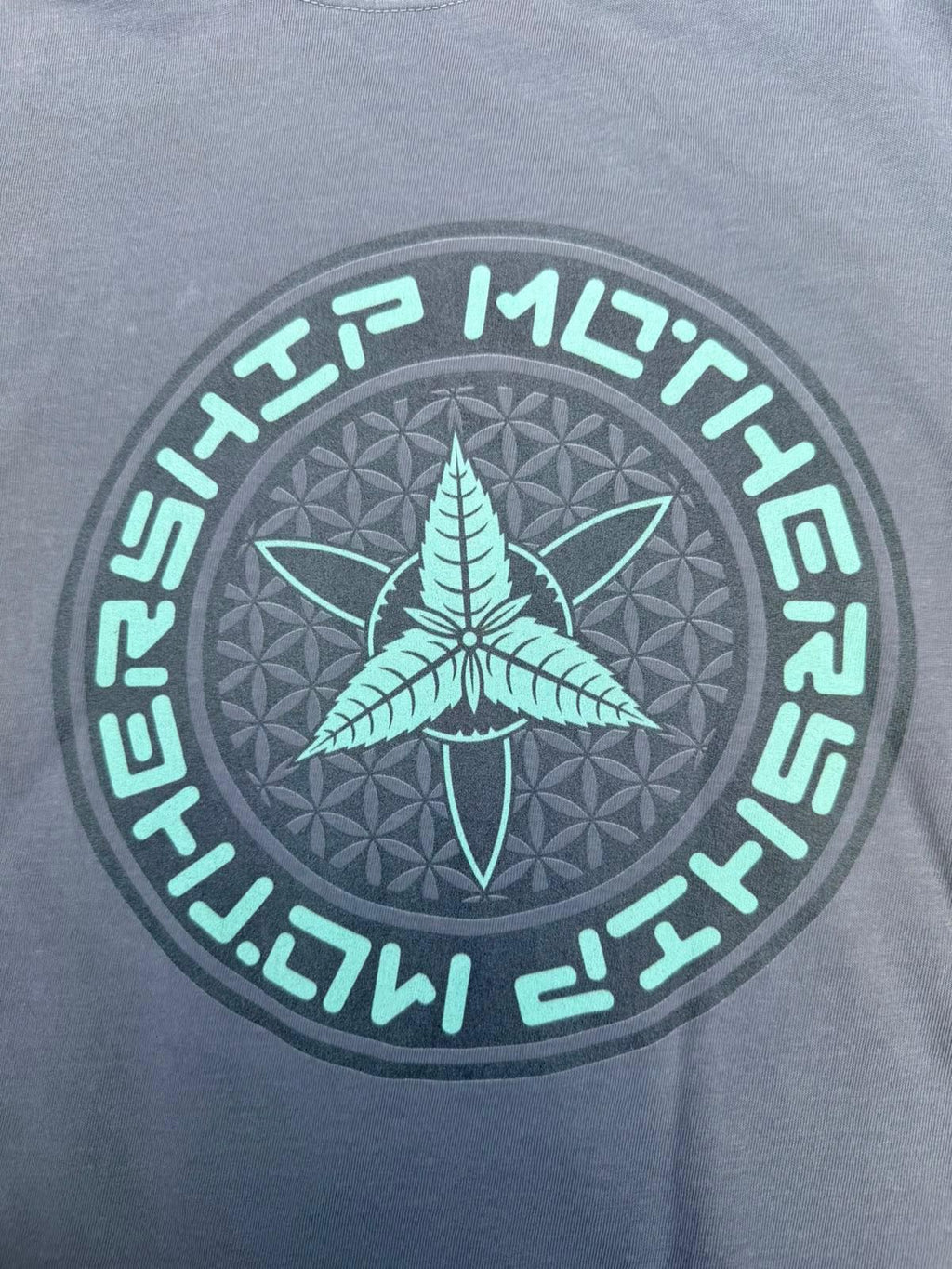 Mothership – Mandala Logo T-Shirt Grey/Olive (Größe L)