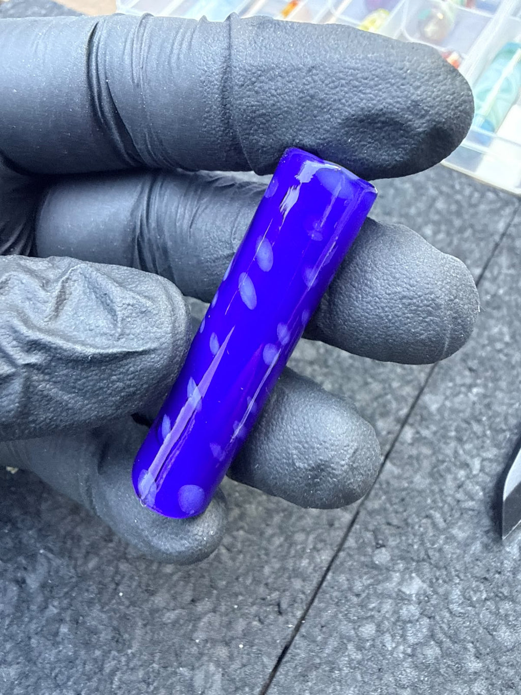 Embout d'artiste en verre Meccas – Bleu royal / Effet pointillés blanc laiteux - 11,4 mm