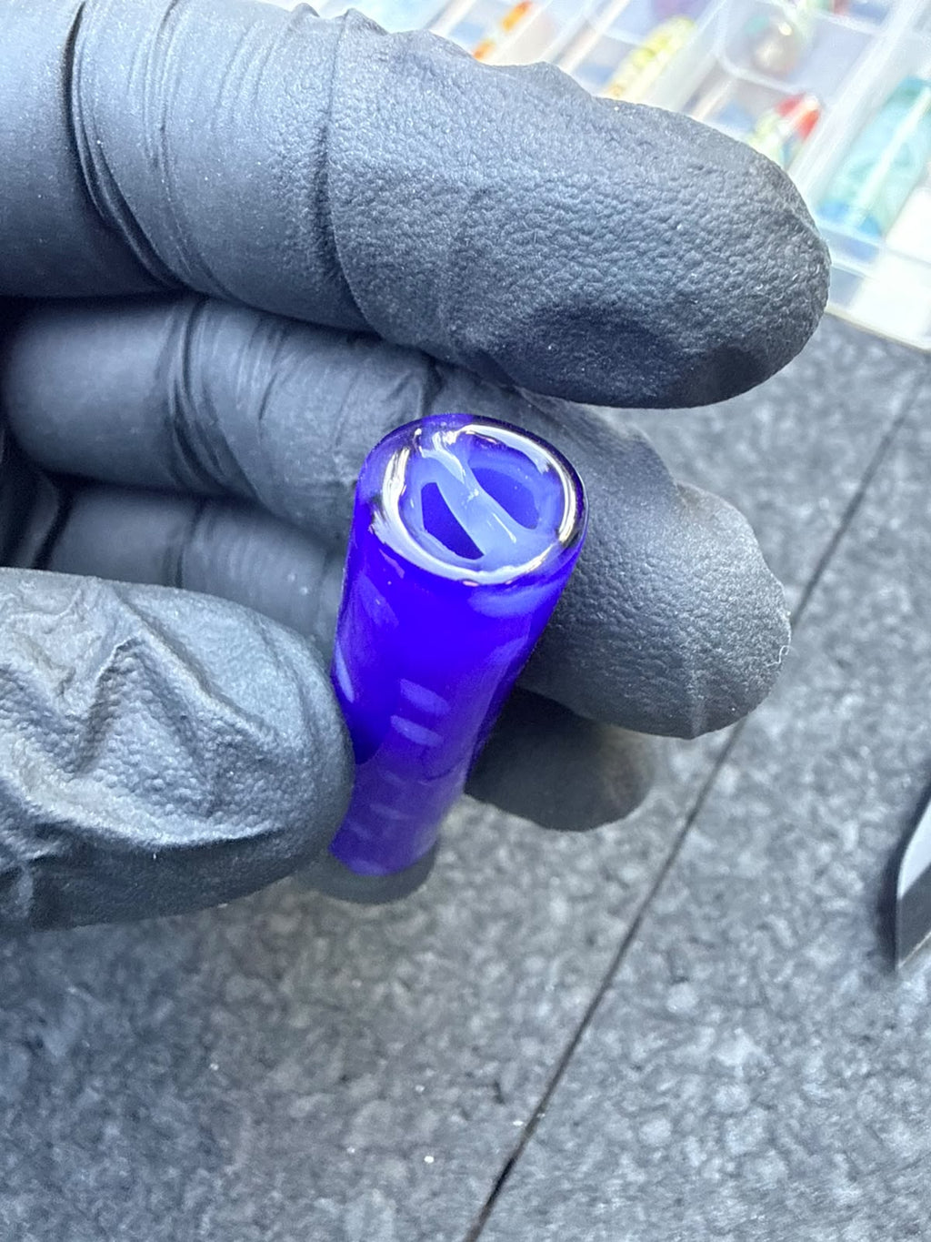 Embout d'artiste en verre Meccas – Bleu royal / Effet pointillés blanc laiteux - 11,4 mm