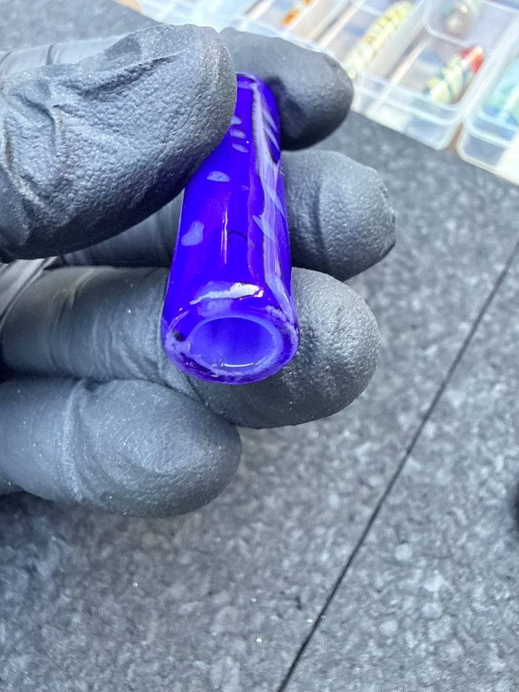 Embout d'artiste en verre Meccas – Bleu royal / Effet pointillés blanc laiteux - 11,4 mm